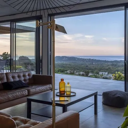 Villa Family Villa, Beautiful Open Sea View & Scrubland *